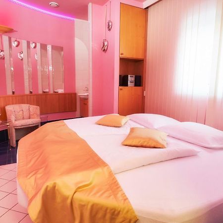 Rožnov pod Radhoštěm Hotel Eroplan מראה חיצוני תמונה