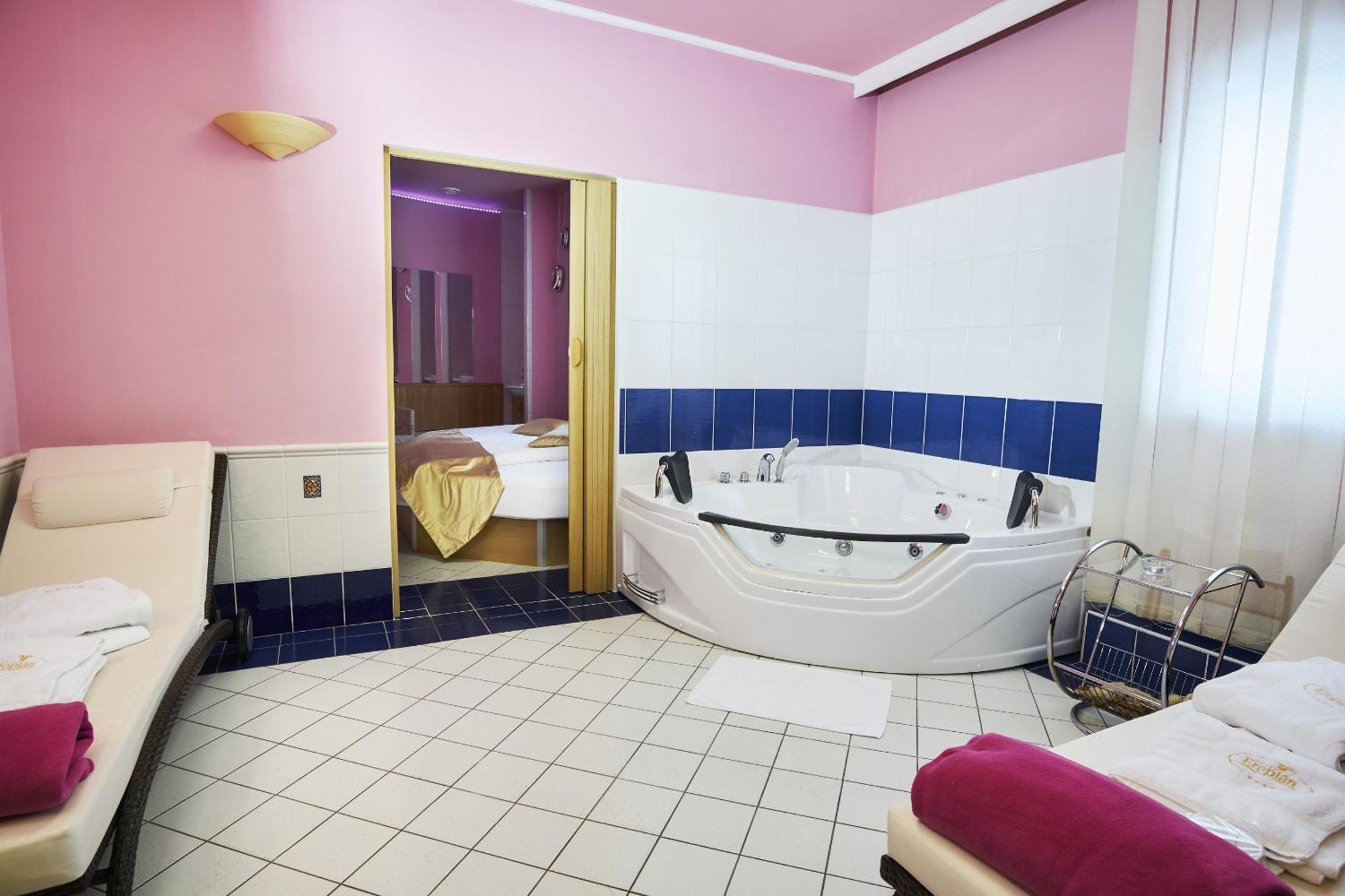 Rožnov pod Radhoštěm Hotel Eroplan מראה חיצוני תמונה