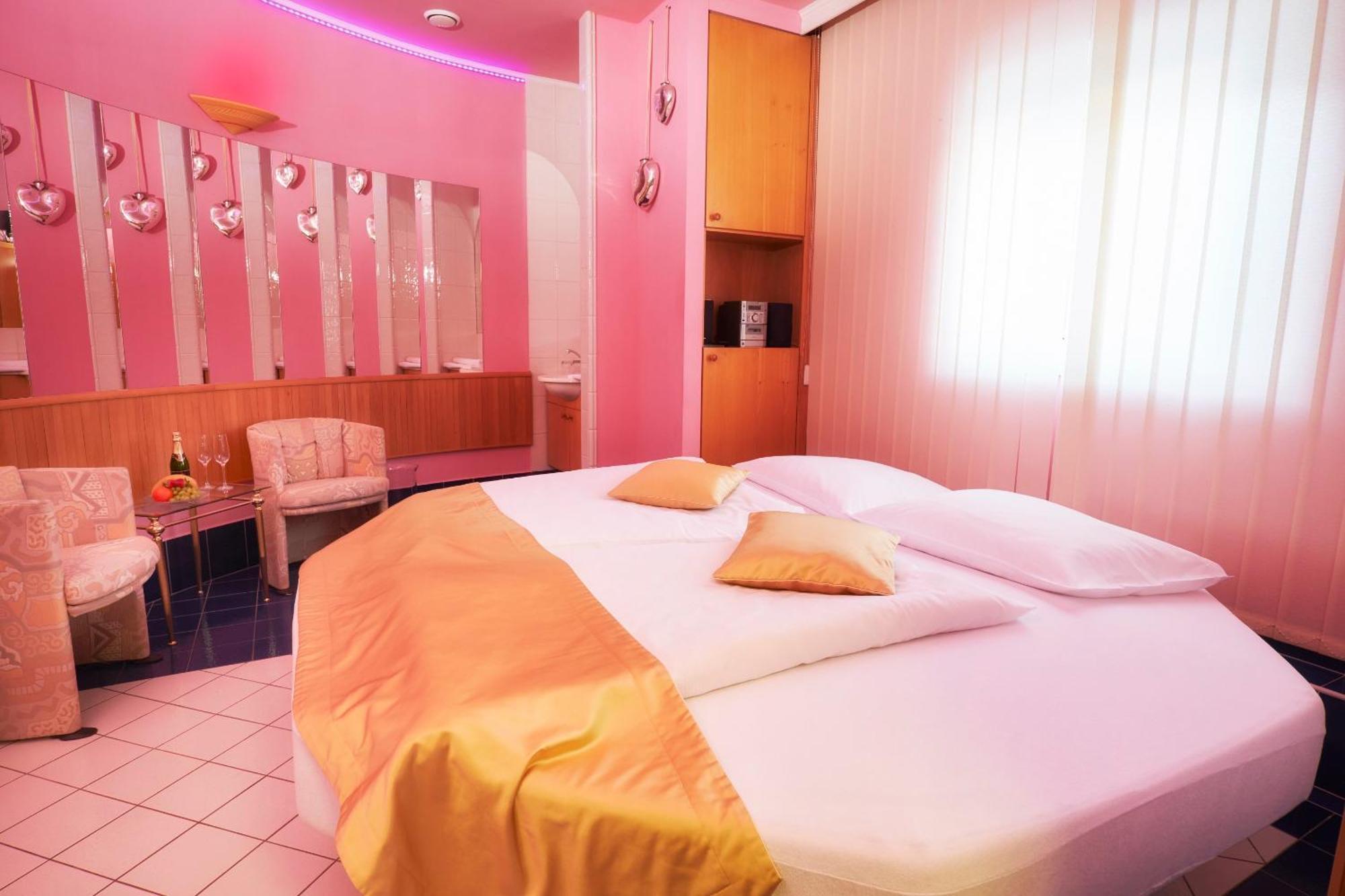 Rožnov pod Radhoštěm Hotel Eroplan מראה חיצוני תמונה