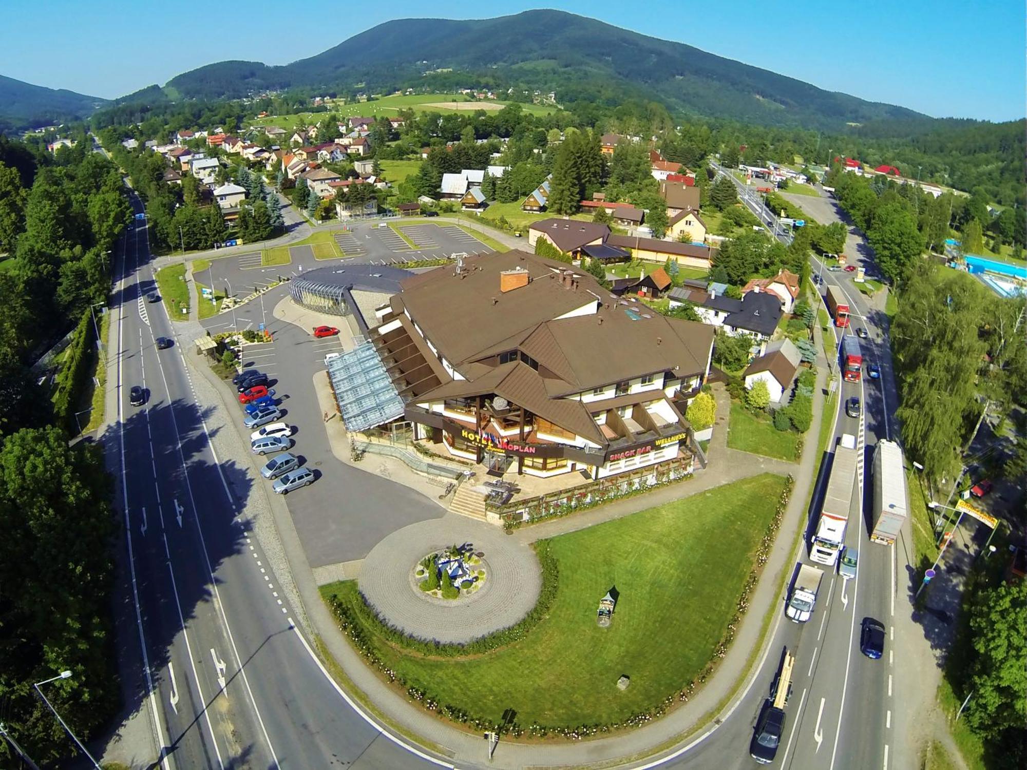 Rožnov pod Radhoštěm Hotel Eroplan מראה חיצוני תמונה